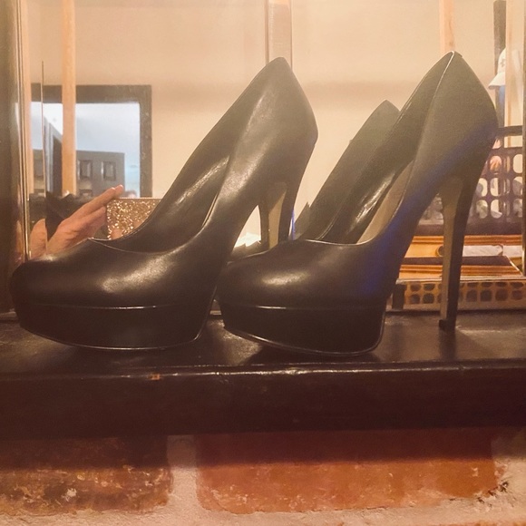 Black Platform Aldo Heels - Picture 2 of 3
